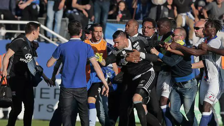 Franța, etapa a 32-a. Bastia riscă excluderea din campionat după incidentele de la meciul cu Lyon! Fanii corsicanilor i-au bătut pe oaspeți. În 1997, și Steaua a pățit-o! | VIDEO