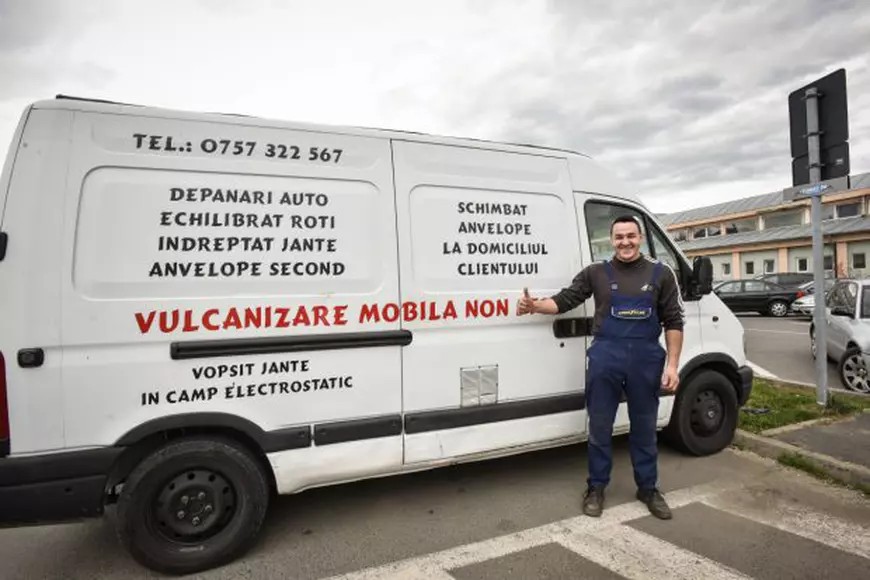 Și-a transformat microbuzul într-o vulcanizare mobilă. Afacerea cu care un tânăr din Sibiu vrea să dea lovitura