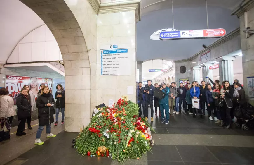 Mircea Lucescu s-a recules la locul atentatului terorist din Sankt-Petersburg. Antrenorul român a depus flori în memoria victimelor | GALERIE FOTO