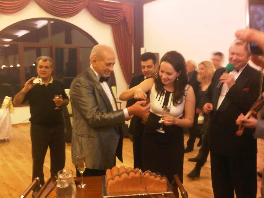 EXCLUSIV/ Gheorghe Zamfir se roagă ore în șir pentru a-și vedea cea mai mare dorință împlinită! Vrea să fie tată din nou, la 76 de ani