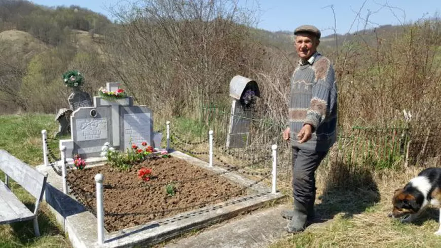 Satul din Hunedoara rămas fără biserică în urma unui incendiu violent. Cinci bătrâni mai trăiesc în cătunul uitat de lume