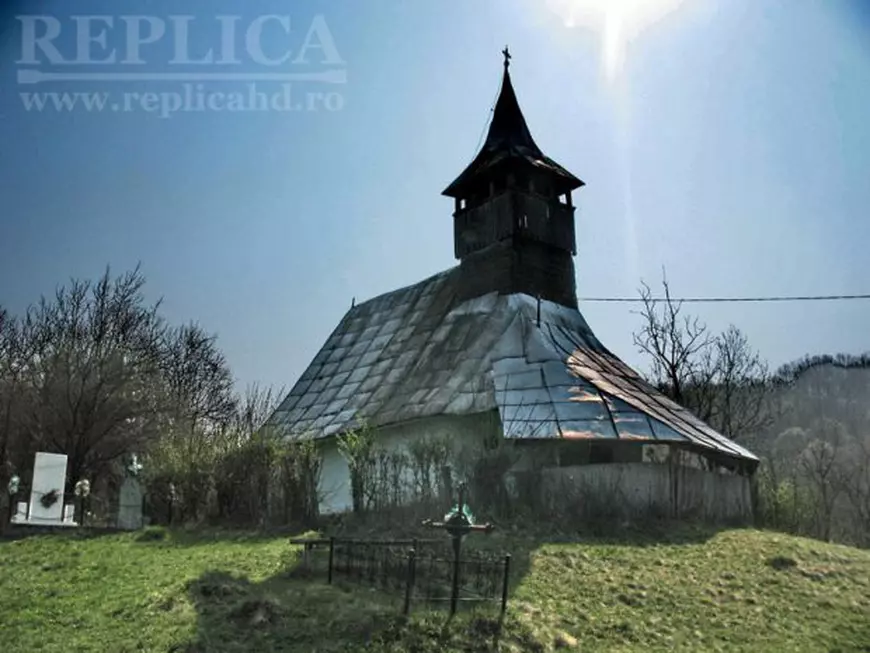 Satul din Hunedoara rămas fără biserică în urma unui incendiu violent. Cinci bătrâni mai trăiesc în cătunul uitat de lume