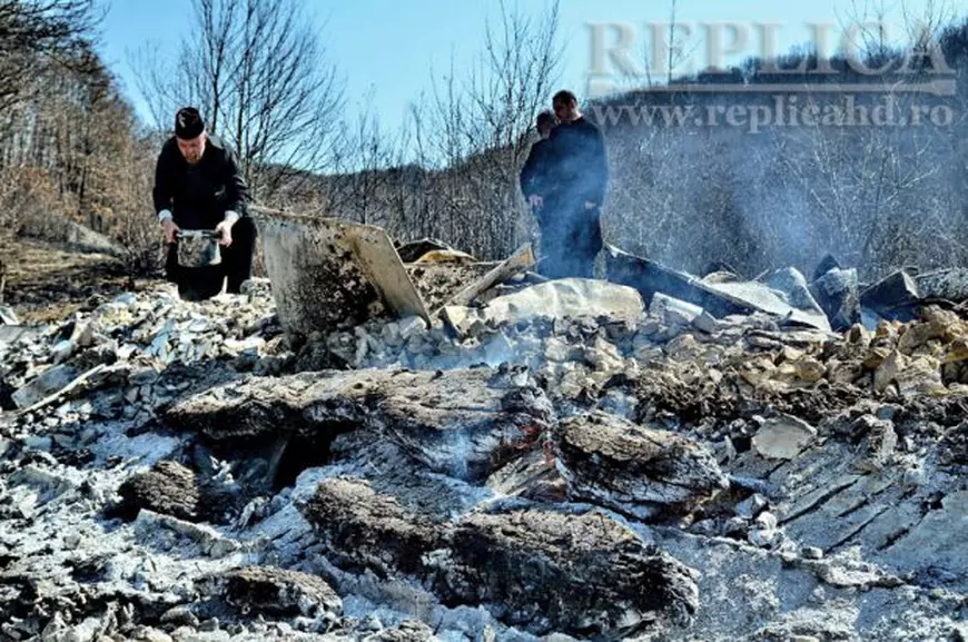 Satul din Hunedoara rămas fără biserică în urma unui incendiu violent. Cinci bătrâni mai trăiesc în cătunul uitat de lume