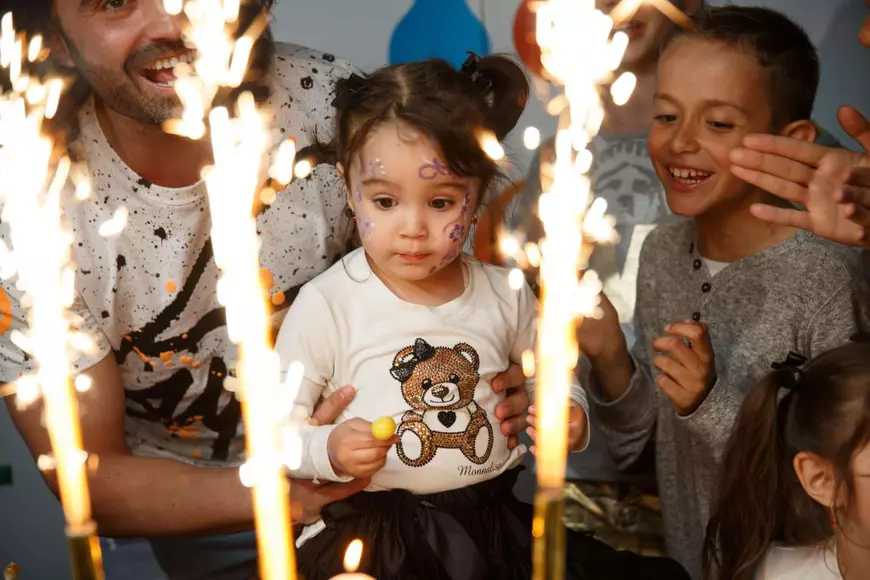 VIDEO EXCLUSIV/ Pepe a trebuit să stea drepți în fața fiicei de 2 ani, la finalul petrecerii aniversare. ”Plânge dacă nu o ascult”