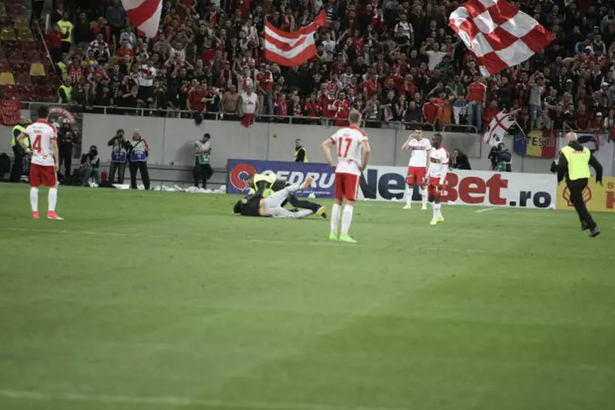 Oamenii de ordine cu greu l-au stăpânit pe recalcitrant FOTO: Dumitru Angelescu