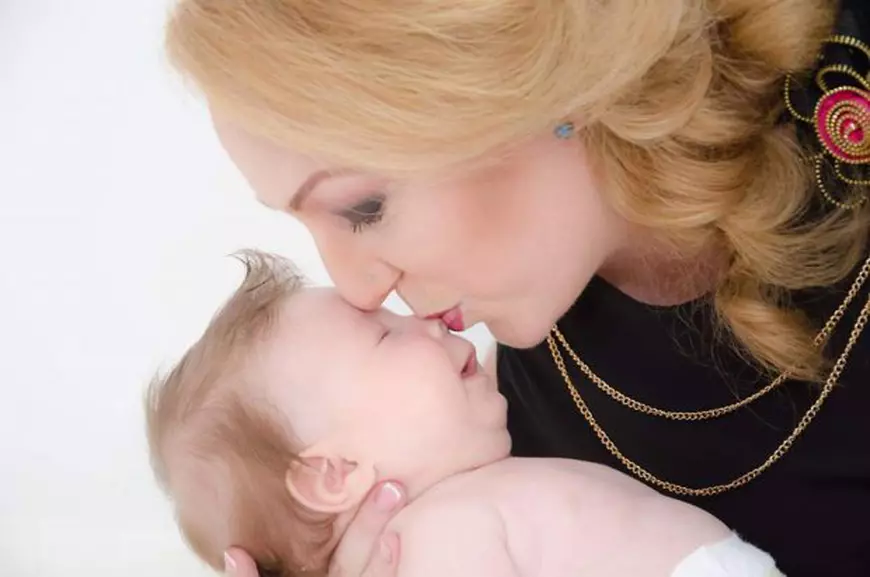 Bebelușul din Sibiu, chinuit din cauza bacteriilor din spital. Mama lui nu iese mai niciodată din casă ca să aibă grijă de el