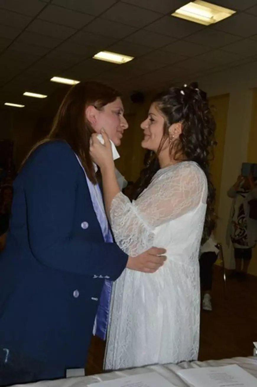 O româncă s-a căsătorit cu iubita sa. A fost prima căsătorie dintre două femei din provincia Brescia