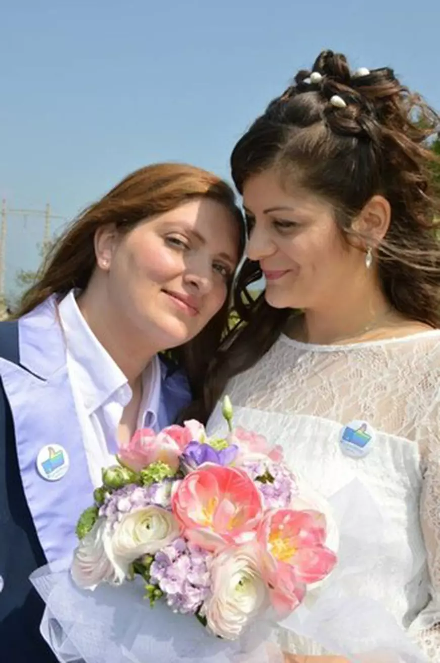 O româncă s-a căsătorit cu iubita sa. A fost prima căsătorie dintre două femei din provincia Brescia