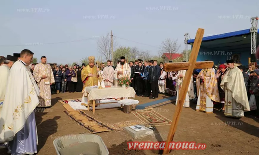 Sătenii au întins covoarele în fața episcopului Huşilor la sfinţirea locului unei biserici FOTO