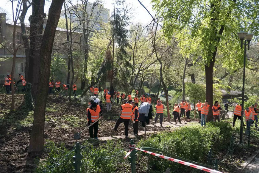 UPDATE: 50 de detinuţi fac curăţenia de primăvară  în parcurile Cişmigiu, Tineretului şi Herăstrău
