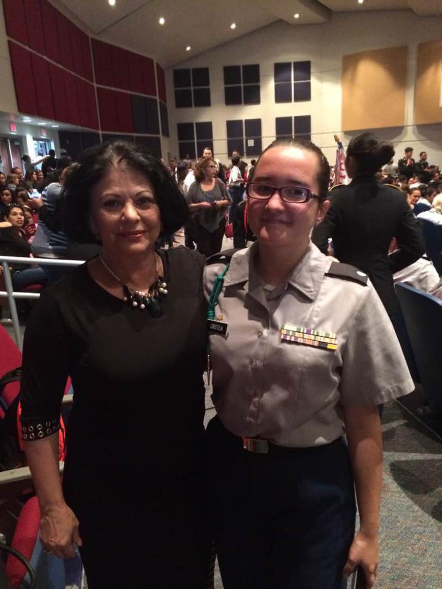 EXCLUSIV/ După sora sa mai mare, fiica cea mică a Elenei Cârstea a îmbrăcat și ea uniforma militară. ”Soldățeii” lui mama!