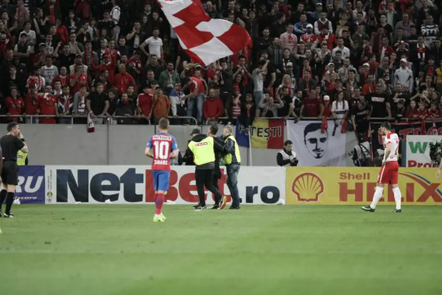 Un fan dinamovist a pătruns pe teren și a fost cu greu prins de oamenii de ordine FOTO: Dumitru Angelescu