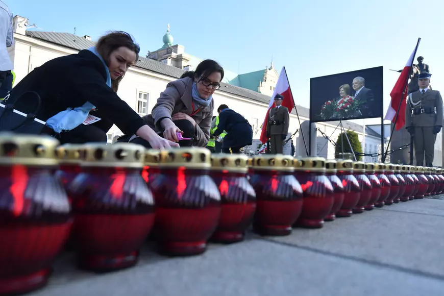 Tragedia de la Smolensk | Polonia a marcat șapte ani de la prăbușirea aeronavei prezidențiale