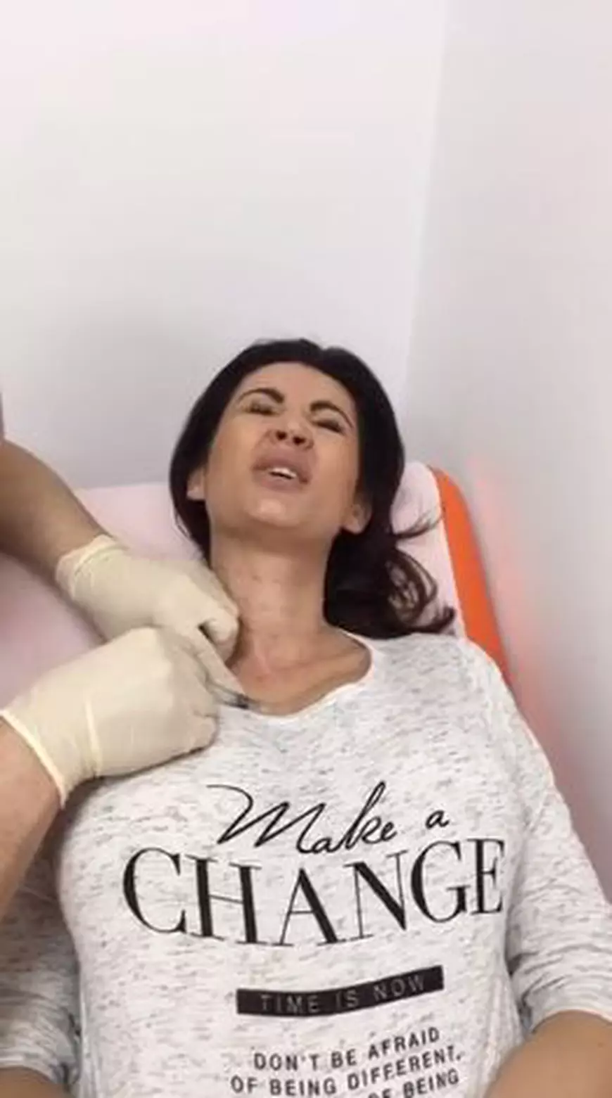 Nicoleta Luciu și-a făcut o nouă intervenție estetică. Filmată în timp ce i se făceau injecții la gât | FOTO