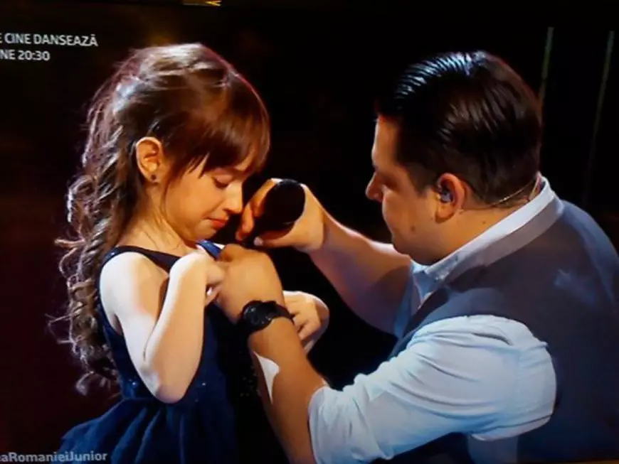 Câștigătorul a primit și papionul de la gâtul artistului.Câștigătorul a primit și papionul de la gâtul artistului.