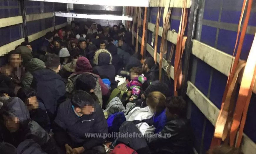 Număr record de migranți prinși la Vama Nădlac. 111 oameni, dintre care 42 de copii, descoperiți într-un camion