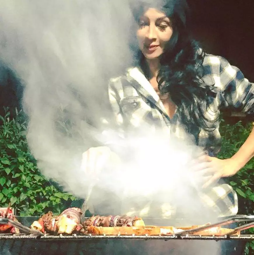 Mihaela Rădulescu a încins grătarul. Distracție în familie de 1 mai pentru diva de la Monaco