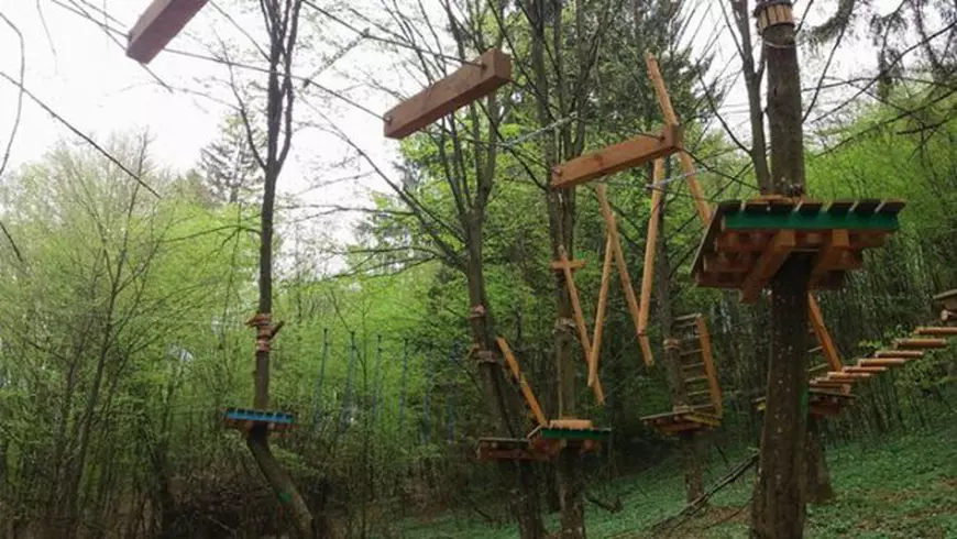 Parcul de Aventură din Nădrag este gata degeaba! Turiștii nu pot intra în el FOTO