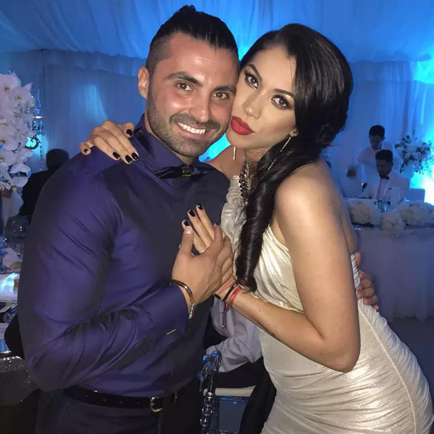 FOTO EXCLUSIV/ Pepe a avut ceva bătăi de cap cu dubla aniversare din familie: ziua soției sale și împlinirea a cinci ani de la căsătorie. Petrecere pe ultima sută de metri!