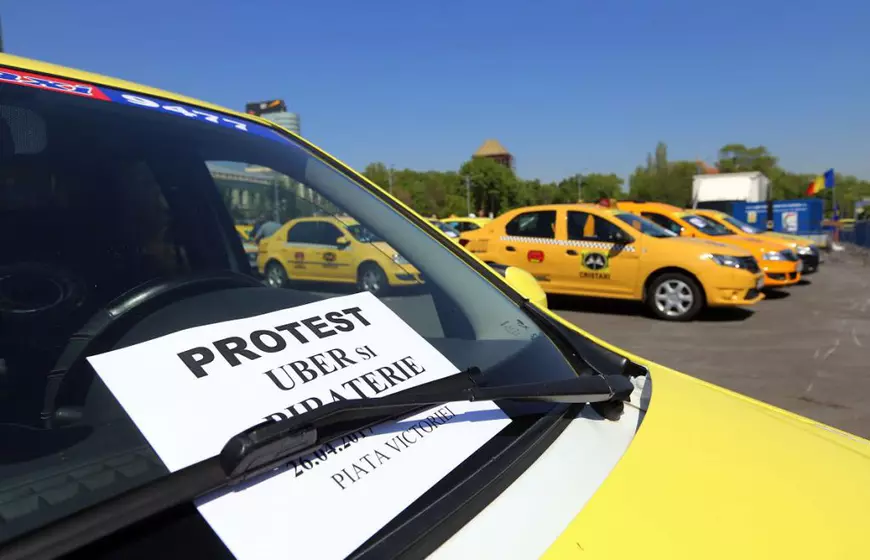 FOTO / Într-o cursă de 40 de minute prin Palatul Victoria, taximetriștii au găsit promisiunile pentru a învinge Uber. Șoferii vor putea fi amendaţi pentru transportul neautorizat de persoane