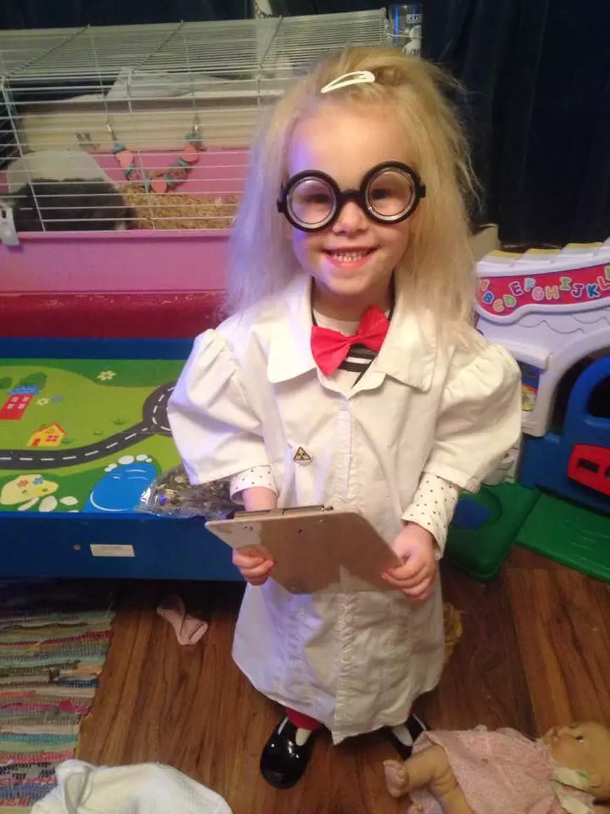 O fetiță de cinci ani nu poate să fie … pieptănată. Micuța suferă de sindromul părului de nepieptănat, la fel ca Albert Einstein