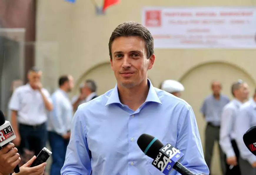 Copilăria politicienilor: Amintiri din vacanțele la bunici, jocuri în spatele blocului; Raețchi: I-am desenat mustață lui Ceaușescu, pe manual