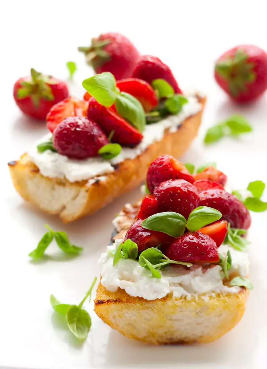 Rețete delicioase din căpșune - dulci și sărate. Răsfăț de sezon