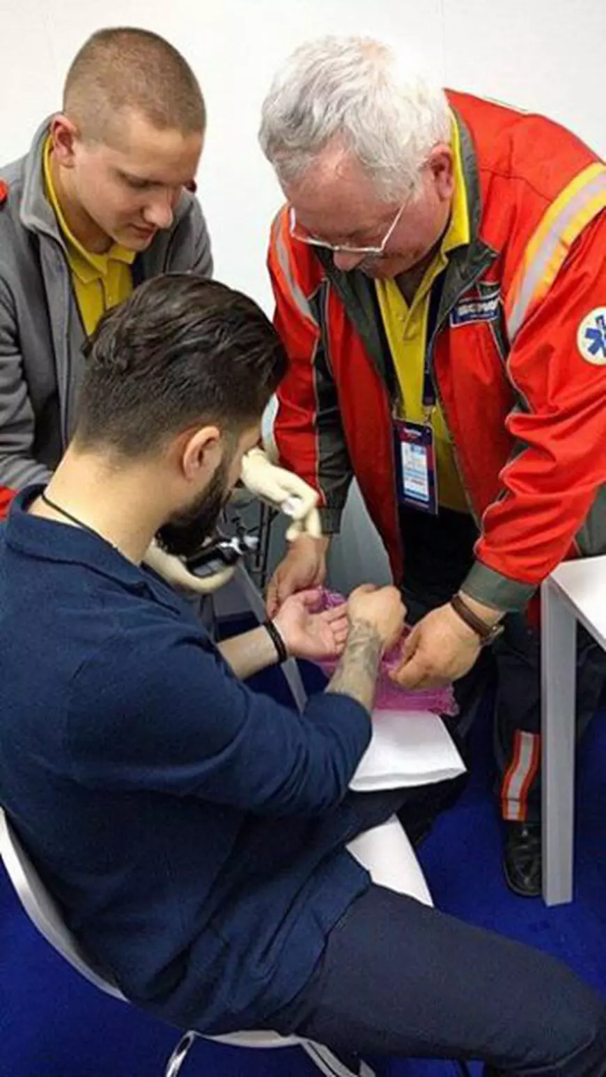 Alex Florea, reprezentantul României la Eurovision, s-a accidentat pe scena de la Kiev. Artistul a căzut și s-a tăiat la mână