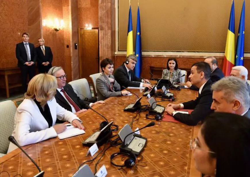 UPDATE. Jean-Claude Juncker, în România. Oficialul european l-a pupat pe Traian Băsescu pe frunte, în Parlament