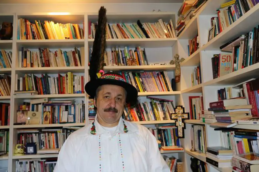 Ziua Costumului Popular, aniversată cu două recorduri! 15.000 de oameni s-au îmbrăcat în costume populare, uniți într-o horă. Printre ei, Liviu Dragnea | FOTO și VIDEO