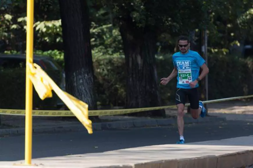 Ștafeta din atletism: alergarea ca sport de echipă! De ce sunt apreciate. În weekend, avem Semimaratonul Bucureștiului, cu o triplă tare de sportivi