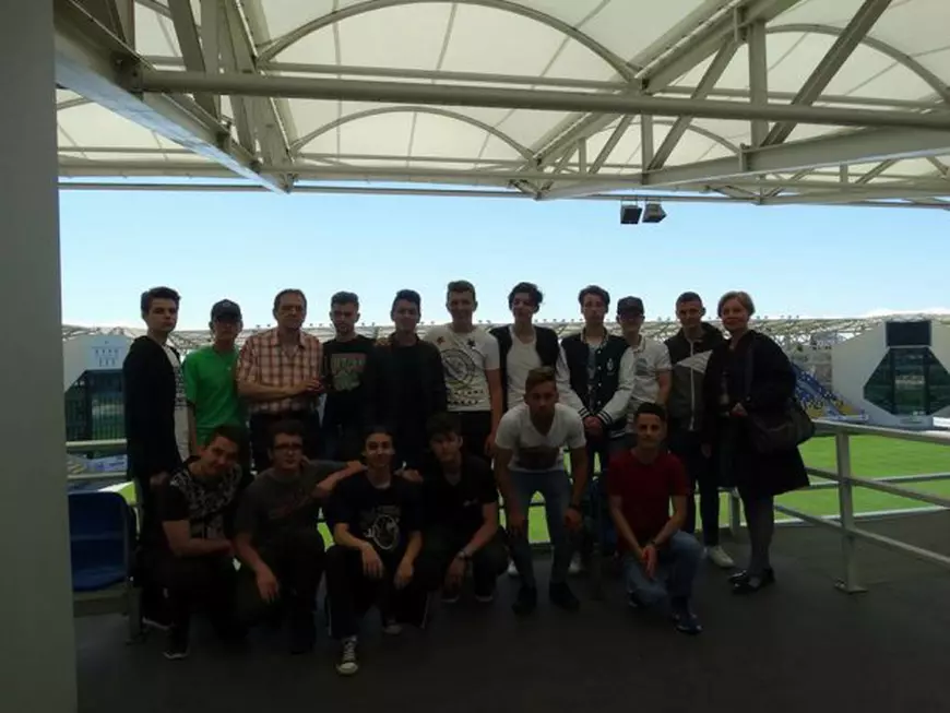 Petrolul Ploiești și Școala Altfel. ”Lupii” i-au primit pe ”Ilie Oană” pe elevii de la Liceul ”Victor Slăvescu” | FOTO