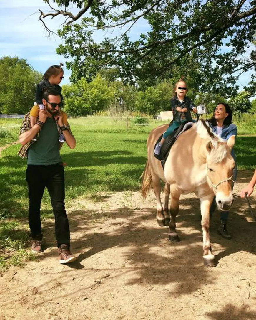 Gemenii Cristinei Bălan au cucerit internetul. Toma și Matei au crescut și merg la călărit. “Nimic nu se compară cu interacțiunea…”