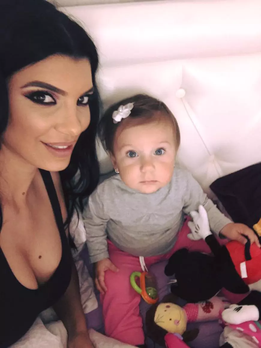 VIDEO EXCLUSIV/ Andreea Tonciu se pregătește să-i rupă turta fiicei sale. „Îmi doresc să aleagă banii, bineînțeles”