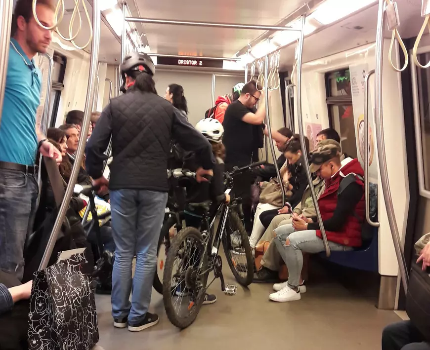 FOTO EXCLUSIV/ Detaliile unei vieți discrete. Zoli de la Sarmalele Reci a devenit vegetarian și se dedică 100% fiului său