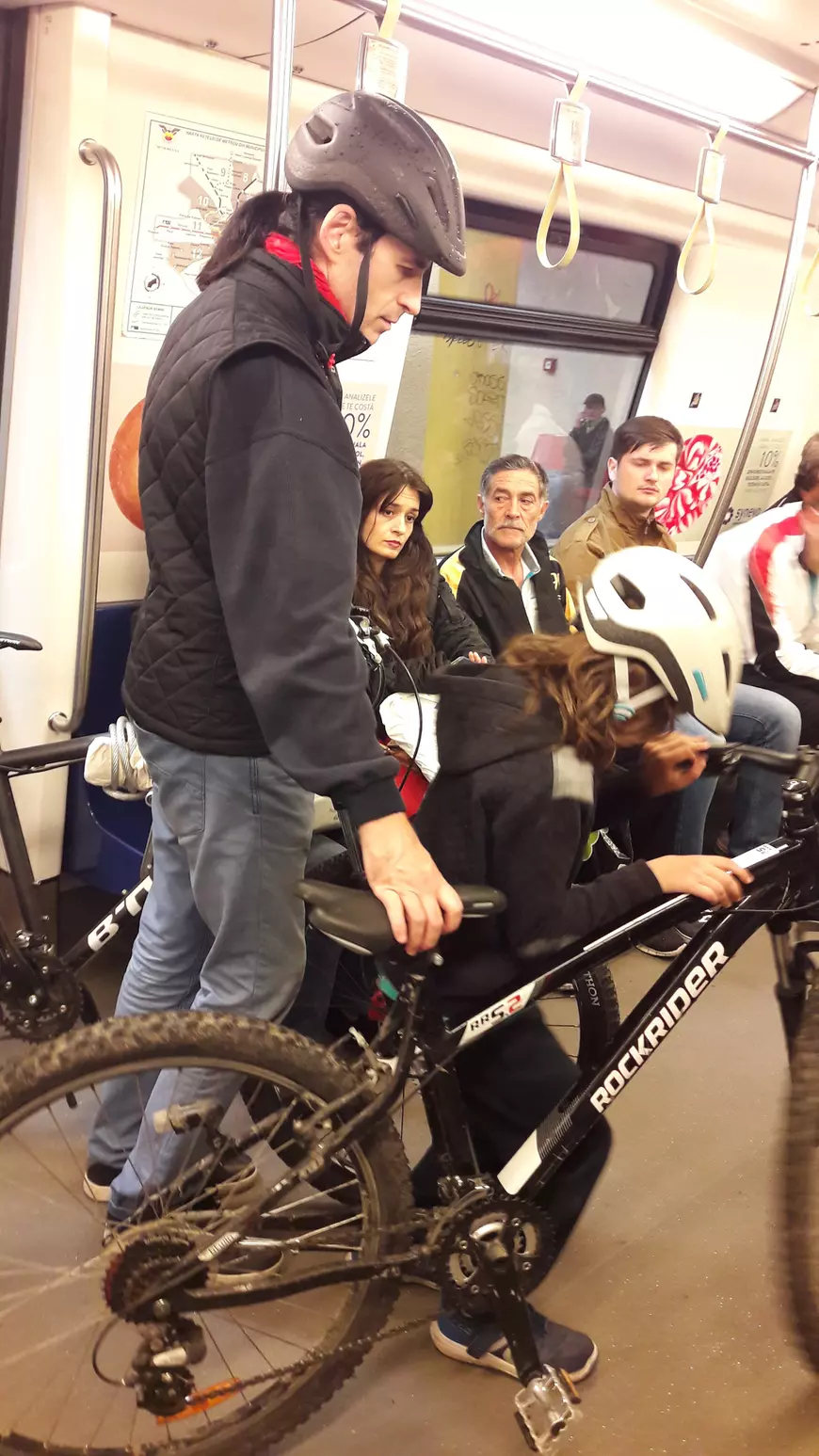 FOTO EXCLUSIV/ Detaliile unei vieți discrete. Zoli de la Sarmalele Reci a devenit vegetarian și se dedică 100% fiului său