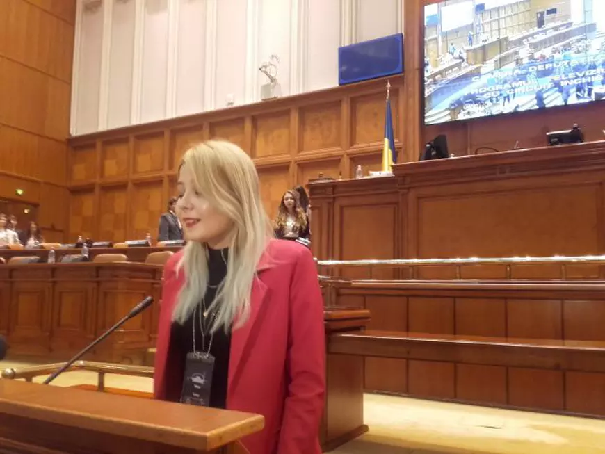 Elevii de liceu au fost parlamentari pentru o zi: Au lucrat cinci ore, și nu au avut nicio absență în plen