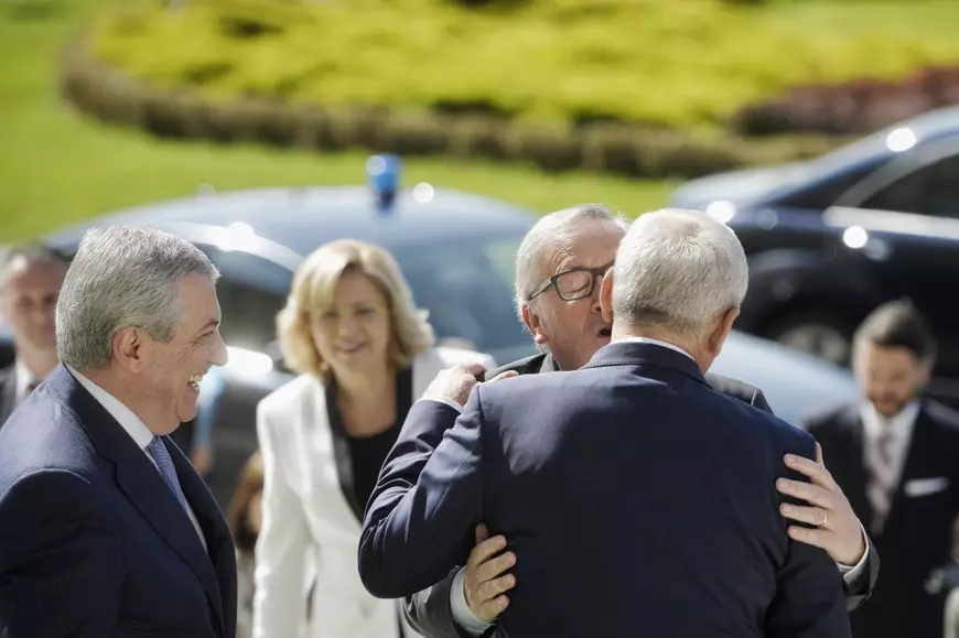 Jean-Claude Juncker s-a bucurat de revederea liderilor români. Festivalul pupăturilor / FOTO