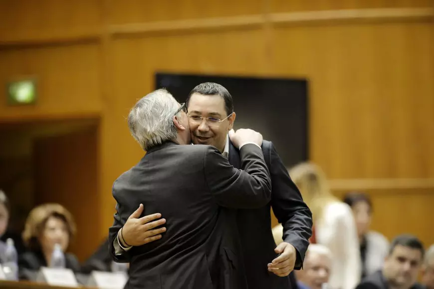 Jean-Claude Juncker s-a bucurat de revederea liderilor români. Festivalul pupăturilor / FOTO