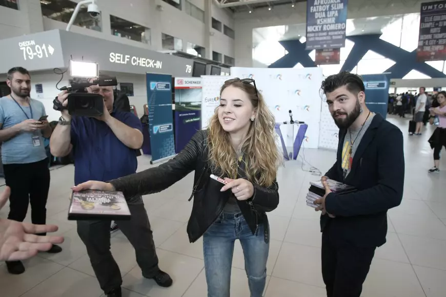 VIDEO EXCLUSIV / Ilinca și Alex Florea s-au urcat în avion fără emoții pentru finala Eurovision de la Kiev. „Sunăm bine și sigur va fi bine!”