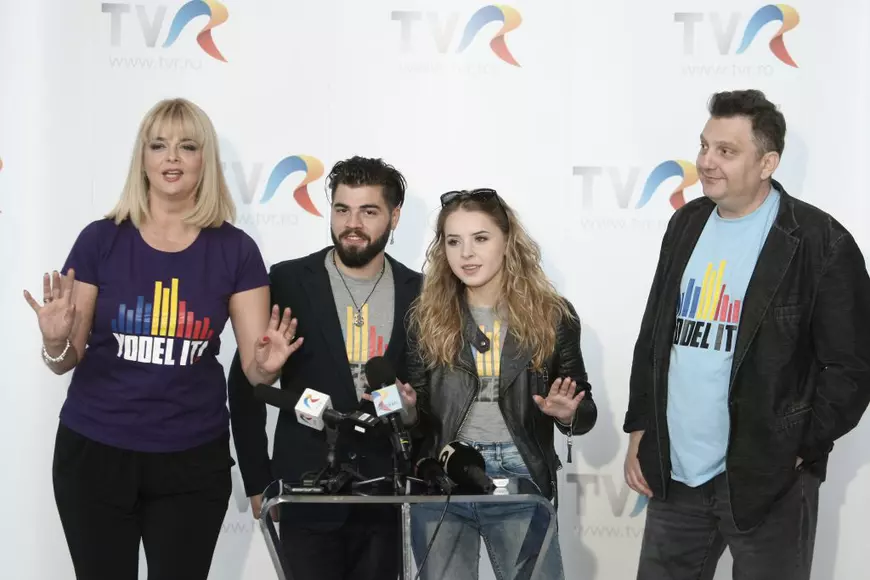 VIDEO EXCLUSIV / Ilinca și Alex Florea s-au urcat în avion fără emoții pentru finala Eurovision de la Kiev. „Sunăm bine și sigur va fi bine!”