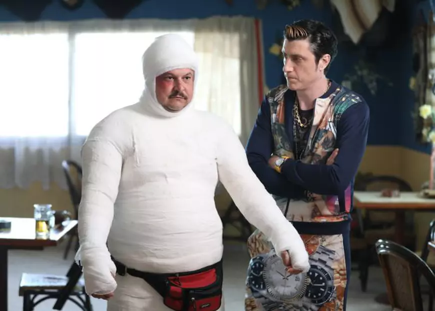 Bobiță din Las Fierbinți, acoperit complet în gips. A căzut de pe scară