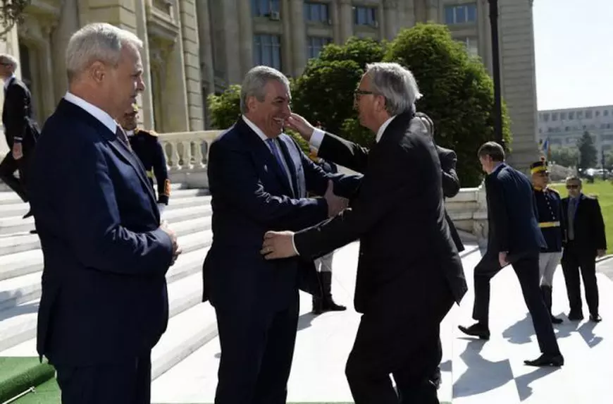 UPDATE. Jean-Claude Juncker, în România. Oficialul european l-a pupat pe Traian Băsescu pe frunte, în Parlament