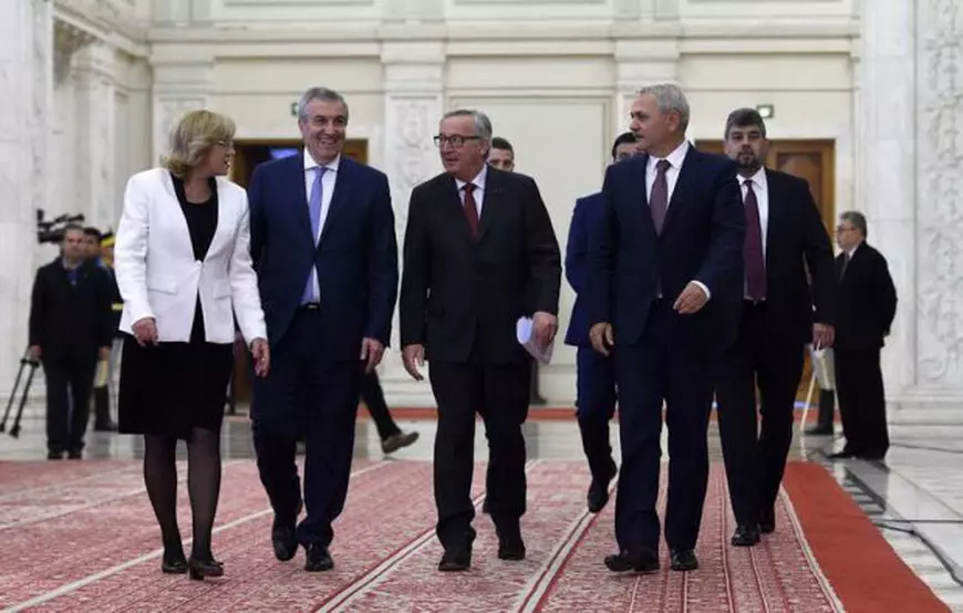 UPDATE. Jean-Claude Juncker, în România. Oficialul european l-a pupat pe Traian Băsescu pe frunte, în Parlament