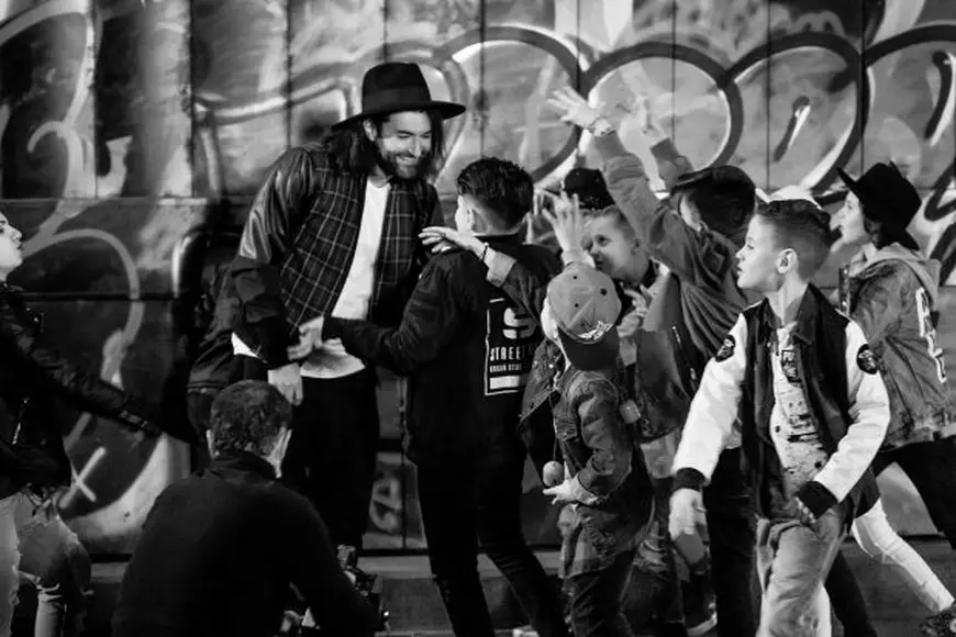 Smiley lansează Domnu Smiley , o autoironie muzicală despre refrenul vieții lui