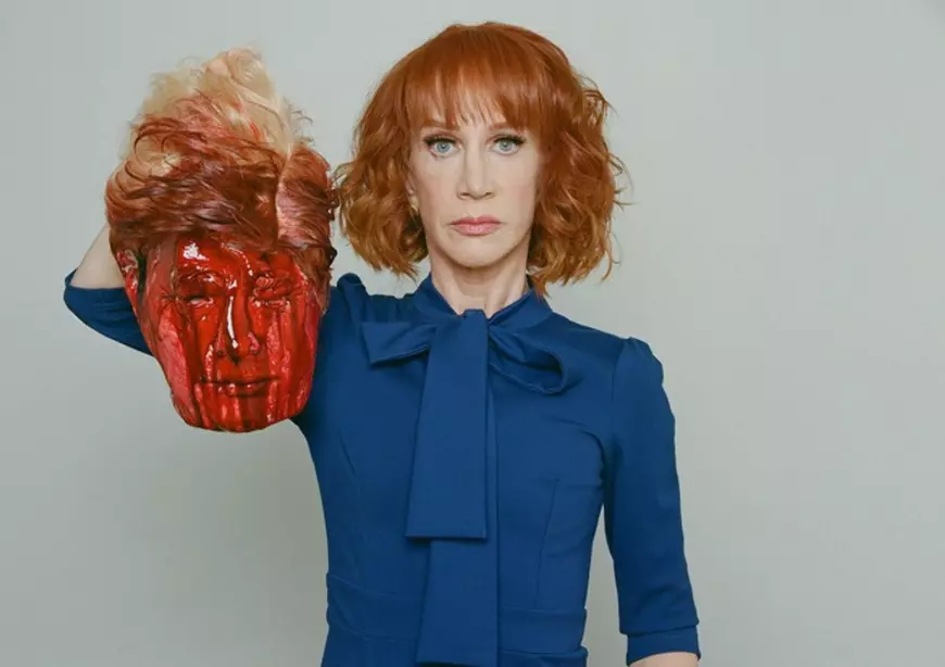 Kathy Griffin s-a fotografiat cu “Donald Trump decapitat”. Comediana a fost nevoită să-și ceară scuze | FOTO