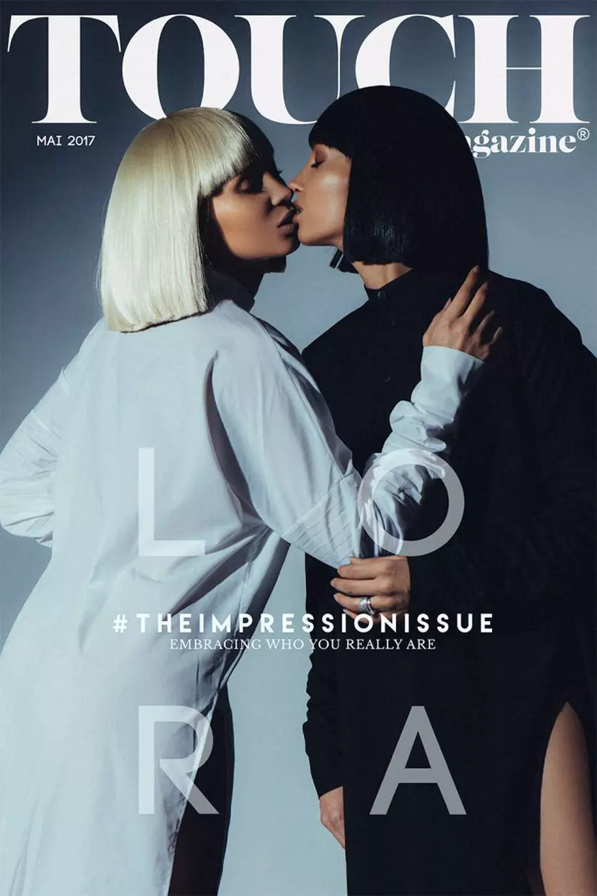 Lora, cel mai incendiar pictorial. Se sărută cu ea însăși