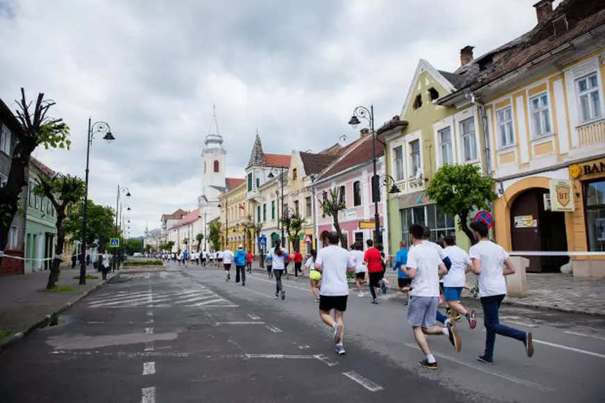 1.000 de participanți vor lua startul la Gabriela Szabo RUNFEST! Pe 6 mai 2017, la Bistrița, vor avea loc 12 curse de alergare în centrul orașului