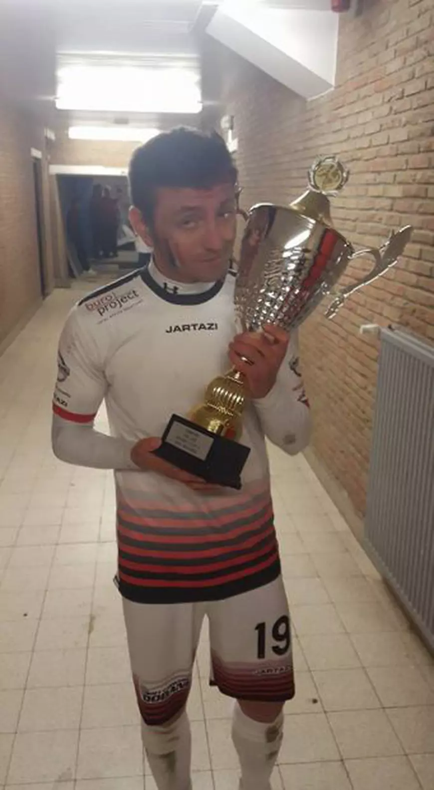 Victorie pentru Mircea Rednic, promovare în liga a treia belgiană pentru Romeo Surdu. Joacă la echipa cartierului ”cuibului de teroriști” | VIDEO