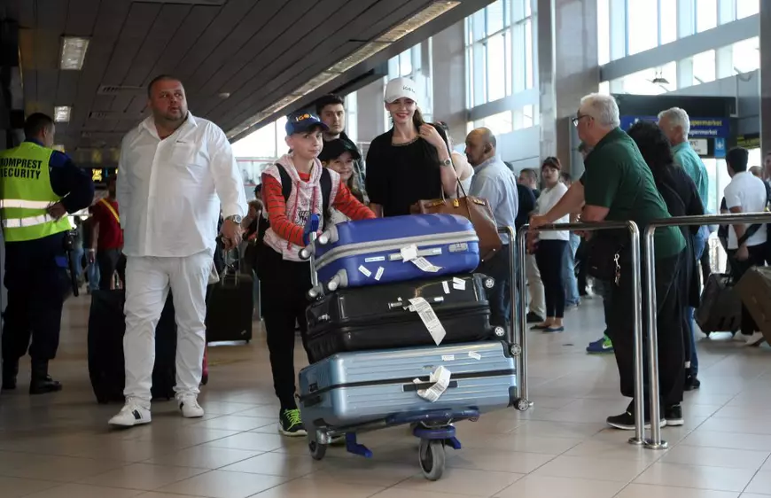 VIDEO EXCLUSIV / Surpriză de proporții pentru Monica Gabor și fiica ei la întoarcerea în România! Cine le-a așteptat la aeroport